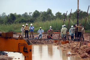 Nhân công kỹ thuật đang đổ bê tông